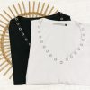 Remera de algodon manga 3/4 cuello en V con detalle de arandelas